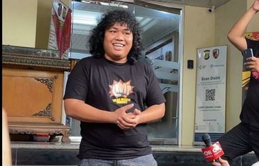 Komika Marshel Widianto usai menjalani pemeriksaan sebagai saksi karena membeli konten asusila Dea OnlyFans, Kamis (7/6/2022).