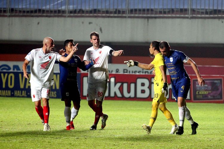 Kapten PSIS Semarang Wallace Costa (kiri) menenangkan penjaga gawang Jandia Eka setelah berselisih paham dengan pemain PSM Makassar saat pertandingan pada pekan ke-13 BRI Liga 1 2021/2022 yang berakhir dengan skor 1-0 di Stadion Maguwoharjo Sleman, Senin (22/11/2021) malam.