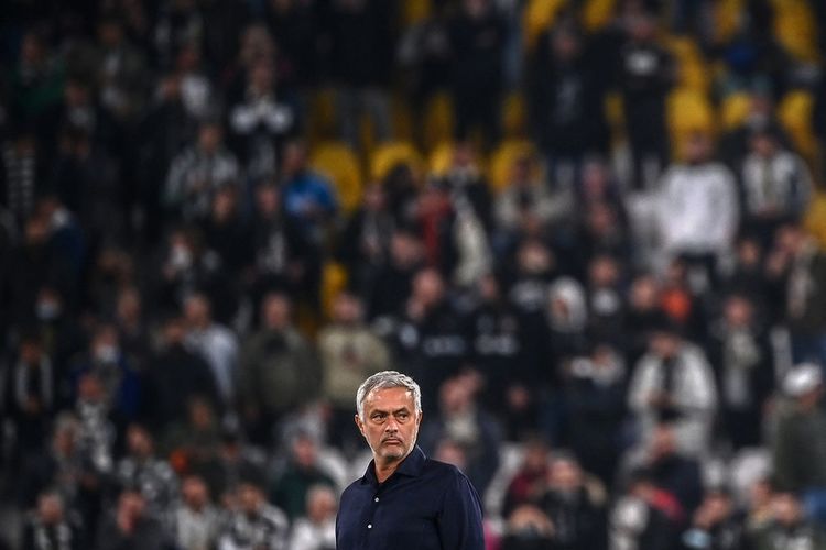 Pelatih AS Roma Jose Mourinho berjalan di lapangan sebelum pertandingan Serie A Italia antara Juventus vs AS Roma pada 17 Oktober 2021 di Stadion Juventus di Turin.