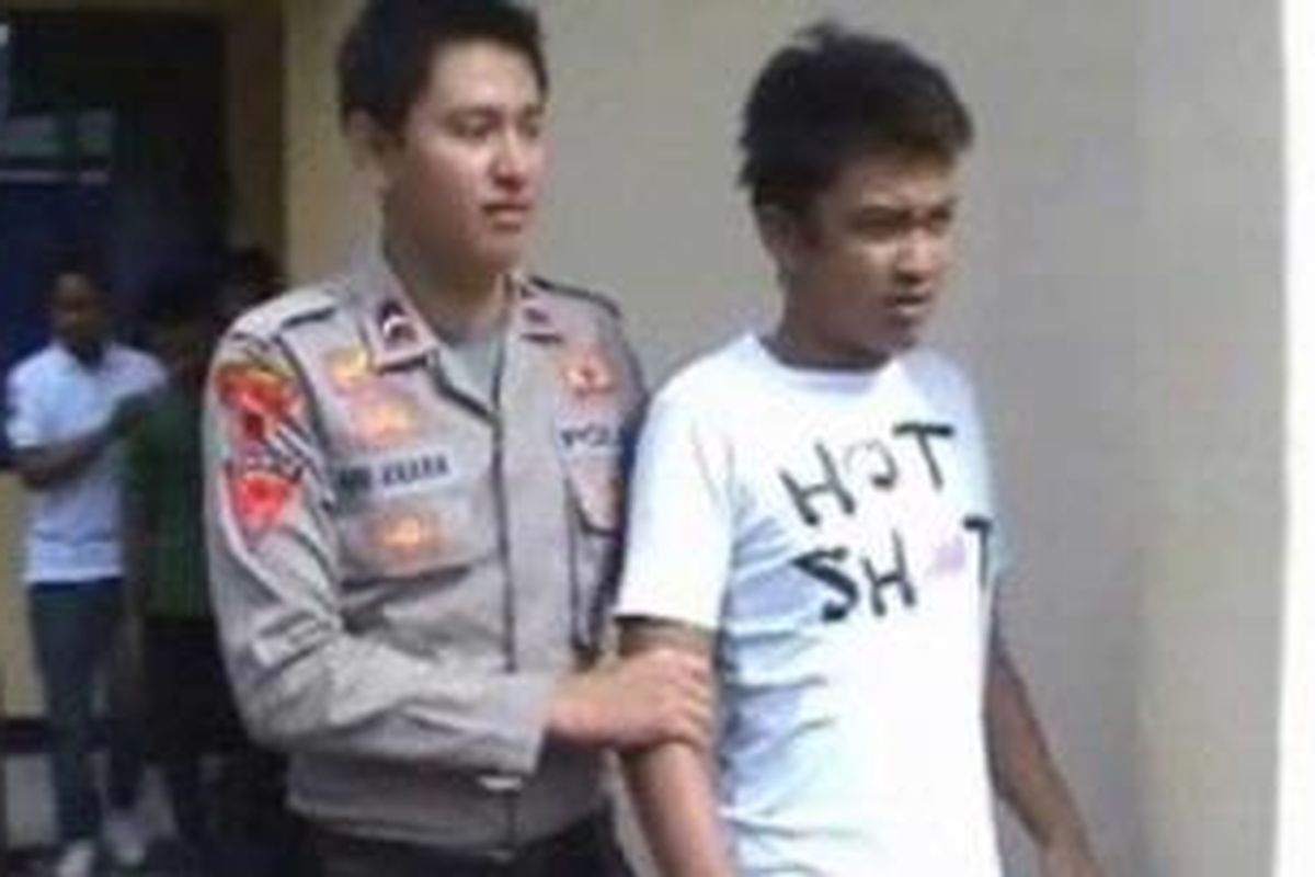 Satu dari dua siswa SMA ternama di Majene, Sulawesi barat tengah digiring petugas kepolisian, sesaat setelah ditangkap dalam pesta sabu di sebuah rumah tak jauh dari kantor BPD Majene,Senin (11/4/2011).