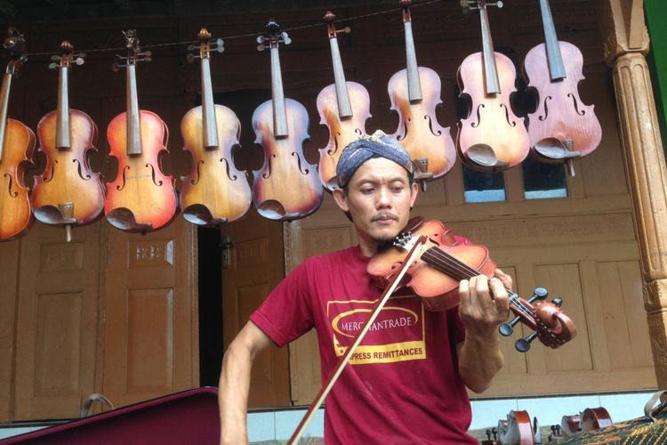 Biola dari Bambu dari Lereng Gunung Muria, Kabupaten Kudus, Jawa Tengah, Minggu (25/3/2018)