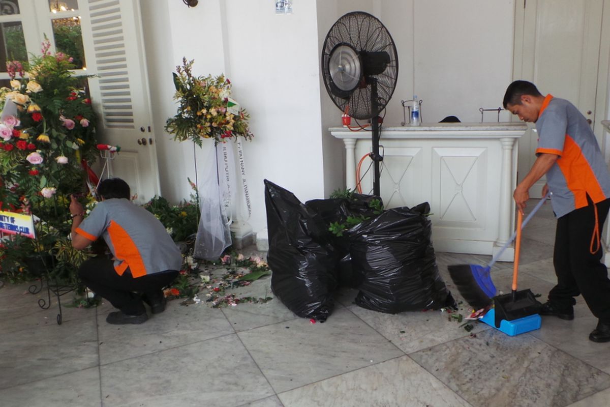 Petugas membersihkan pendopo Balai Kota dari sampah potongan bunga yang berserakan, Rabu (26/4/2017).