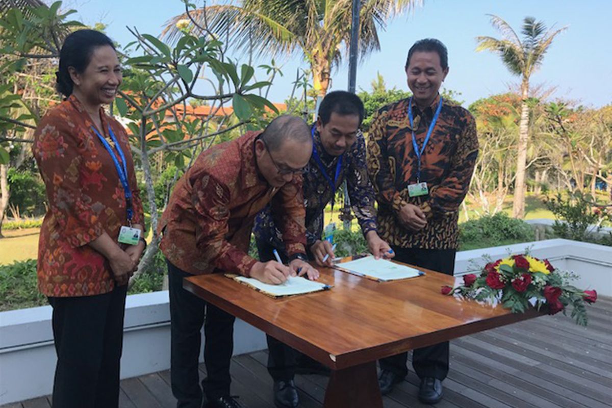 Direktur PT. Angkasa Pura II, Muhammad Awaluddin menandatangani MoU kerja sama dengan Direktur PT. LEN Industri Zakky Gamal Yasin, Kamis (11/10/18) di Nusa Dua, Bali.