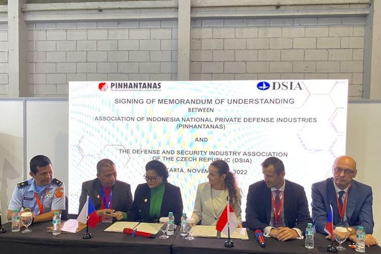 The Association of Indonesian National Private Defense Industries (Pinhantanas) and the Defense and Security Industry Association of the Czech Republic (DSIA) sign a memorandum of understanding (MoU) in Jakarta on Thursday, November 3, 2022. 