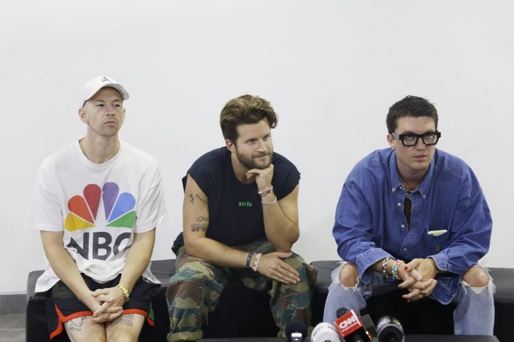 Grup band LANY dalam sebuah wawancara di Tennis Indoor, Senayan, Jakarta Pusat, Selasa (13/8/2019).