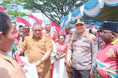 Pj Gubernur Papua Barat Daya Bagikan Bendera Merah Putih ke Pengendara