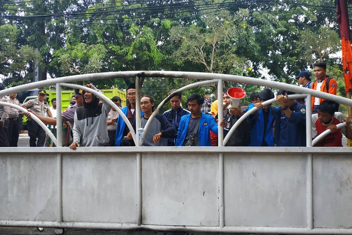 Sejumlah mahasiswa berunjuk rasa di depan gedung DPRD Kota Bekasi, bertepatan dengan agenda pelantikan anggota Dewan terpilih periode 2019-2024 pada Senin (26/8/2019).