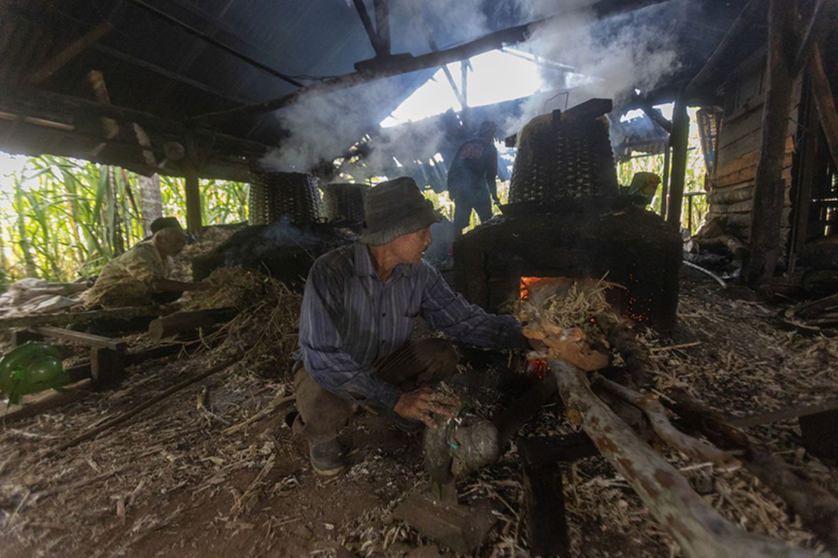 Pekerja mengoperasikan pengembus angin bertenaga listrik untuk merebus air tetes tebu di sebuah kilang tebu di Jorong Katapiang, Nagari Lawang, Kecamatan Matur, Kabupaten Agam, Sumatera Barat, Rabu (15/6/2023). 