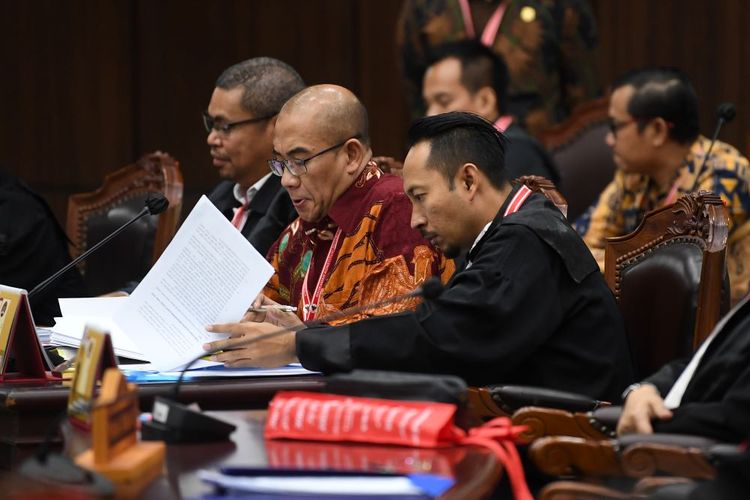 Ketua Komisi Pemilihan Umum (KPU) Hasyim Asy'ari (tengah) mengikuti sidang lanjutan sengketa Pemilu di gedung Mahkamah Konstitusi, Jakarta, Selasa (7/5/2024). Sidang yang membahas perselisihan hasil Pemilihan Umum anggota DPR RI, DPRD Provinsi, DPRD Kabupaten/kota Provinsi Kalimantan Barat Tahun 2024 itu beragenda mendengarkan jawaban termohon, keterangan pihak terkait, keterangan Bawaslu dan pengesahan alat bukti para pihak. ANTARA FOTO/Akbar Nugroho Gumay/wpa.