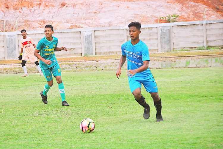 Dimas Dinanda (kanan) sedang bermain dalam sebuah pertandingan sepak bola.