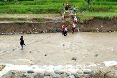  Jembatan Hanyut, Warga Sukabumi Bertaruh Nyawa Menyeberang Sungai Citalahab 