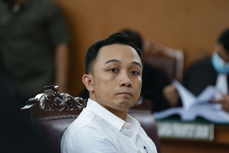 Terdakwa kasus pembunuhan berencana Brigadir J atau Nofriansyah Yosua Hutabarat, Ricky Rizal menjalani sidang di Pengadilan Negeri Jakarta Selatan, Senin (16/1/2022). Ricky Rizal dituntut 8 tahun penjara.