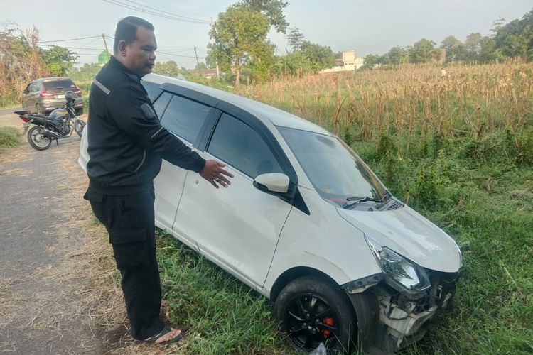 Mobil milik pengemudi taksi online di Pasuruan gagal dibawa kabur oleh pelaku usai terperosok di parit, Kamis (28/11/2024). 