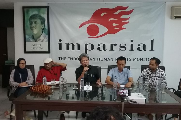 Todung Mulya Lubis (tengah berbaju hitam) dan narasumber lain dari ICW, Kontras, Imparsial dalam diskusi tentang Hak Angket KPK, Jakarta, Rabu (12/7/2017).