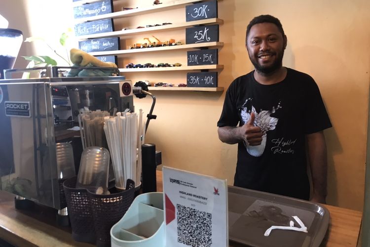 Pemilik bisnis Highland Coffee Roastery, Yafeth Wetipo (34) saat ditemui di kedainya di kawasan Jayapura, Papua pada Sabtu (23/7/2022). Yafeth dulunya seorang dosen dan kini ia menjadi pengusaha kopi sukses.