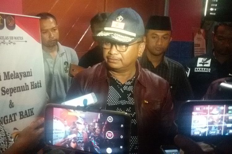 Kepala Kantor Wilayah Kementerian Hukum dan HAM Daerah Istimewa Yogyakarta, Krismono memberi keterangan atas pelarian lima narapidana dari Rumah Tahanan Negara Klas II B Wates, Kulon Progo. Krismono mengungkap ada keteledoran petugas dalam pelarian itu.