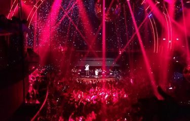 Tampilan dance floor, lampu-lampu sorot klub, serta layar raksasa LED berukuran 8K dari lantai tiga klub malam Marquee Singapore ketika DJ Showtek memainkan musik EDMnya, Minggu dini hari (28/4)