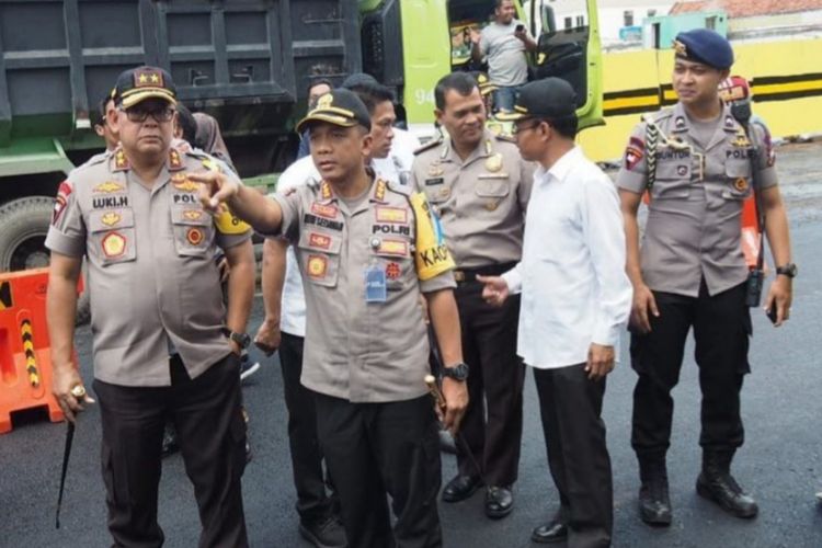 Kapolda Jawa Timur Irjen Pol Luki Hermawan didampingi Kapolrestabes Surabaya Kombes Pol Rudi Setiawan saat meninjau Jalan Raya Gubeng, Surabaya, Kamis (27/12/2018).