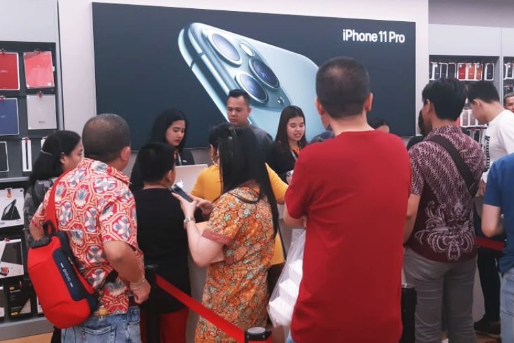 Suasana penjualan perdana iPhone 11 di iBox Central Park di Jakarta, Jumat (6/12/2019).