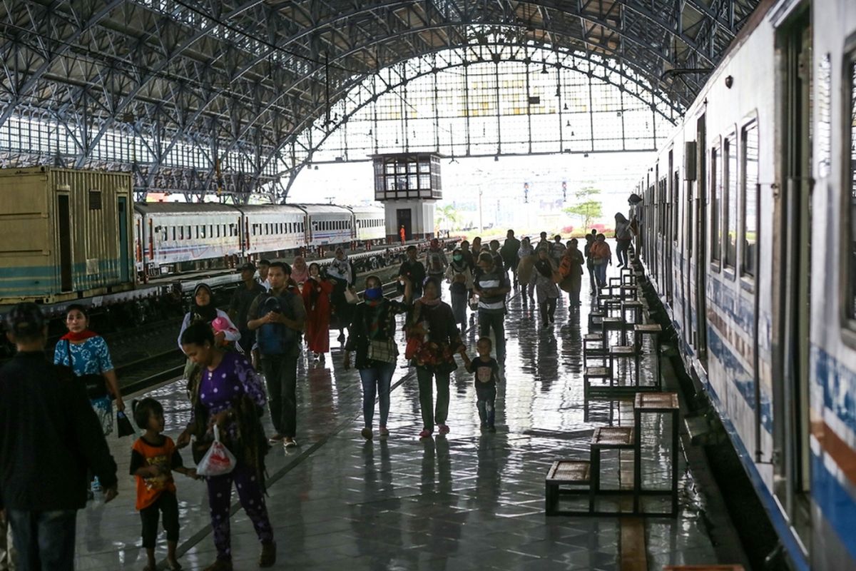 Sejumlah penumpang berjalan di samping gerbong kereta rel listrik di Stasiun Tanjung Priok, Jakarta Utara, Kamis (7/9/2017). Sejak dioperasikan kembali rute Tanjung Priok-Jakarta Kota, jumlah penumpang yang naik dan turun di stasiun itu terus meningkat, tercatat sejak Februari rata-rata 1.000 orang di hari biasa dan mencapai 1.300 orang di hari libur.