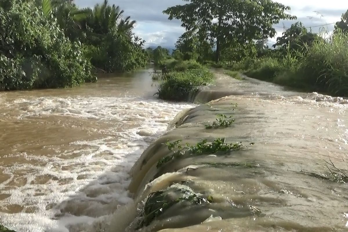 Banjir akibat meluapnya Sungai Lamasi di Kecamatan Lamasi Timur dan Walenrang Timur, Kabupaten Luwu, Sulawesi Selatan, setelah tanggul penahan sungai jebol di sejumlah titik membuat ruas jalan penghubung antar desa terancam rusak parah akibat tergerus banjir, Rabu (22/1/2025).