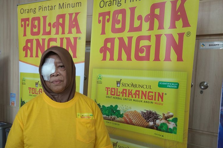 Imas Nur Laila (62), warga Desa Cilembu, Pamulihan, salah satu penerima manfaat operasi katarak gratis yang diikuti 150 pasien di Rumah Sakit Universitas Padjadjaran (Unpad), Kabupaten Sumedang, Jawa Barat, Selasa