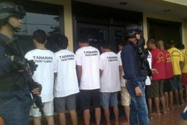 Kawanan begal jalanan dari berbagai wilayah di Jakarta Barat ditunjukkan ke wartawan di Polres Jakarta Barat, Jumat (13/6/2014). 