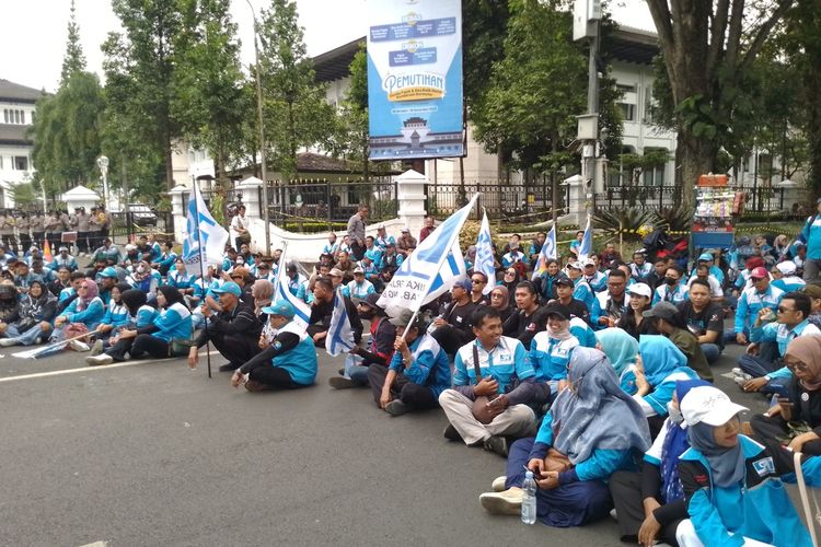 Ratusan buruh SPN berunjuk rasa di Gedung Sate, Kota Bandung, Jawa Barat tuntut kenaikan upah 15 persen, Kamis (16/11/2023).