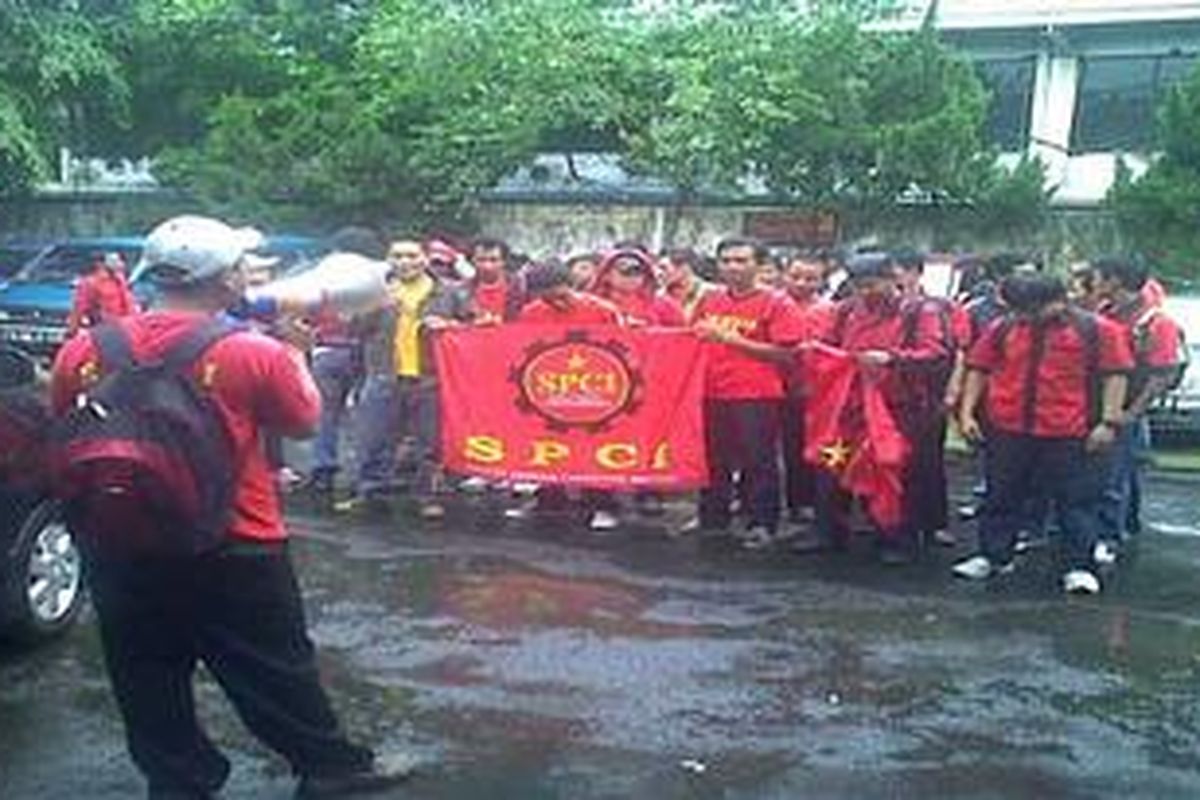 Sedikitnya 150 anggota Serikat Pekerja Carrefour Indonesia berunjuk rasa di depan Pengadilan Hubungan Industrial DKI Jakarta, Jalan MT Haryono, Jakarta Selatan. Mereka menuntut Carrefour mengangkat karyawan sebagai karyawan tetap.