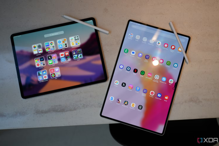 Penampilan layar tablet iPad Pro 2022 (M2) (kanan) dan Samsung Galaxy Tab S9 Ultra (kiri).