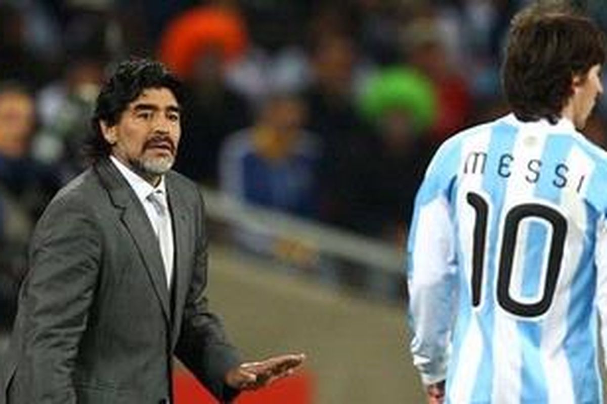 Penyerang Barcelona, Lionel Messi (kanan) saat membela timnas Argentina. Kala itu, Argentina masih dilatih legenda sepak bola negeri itu, Diego Maradona.