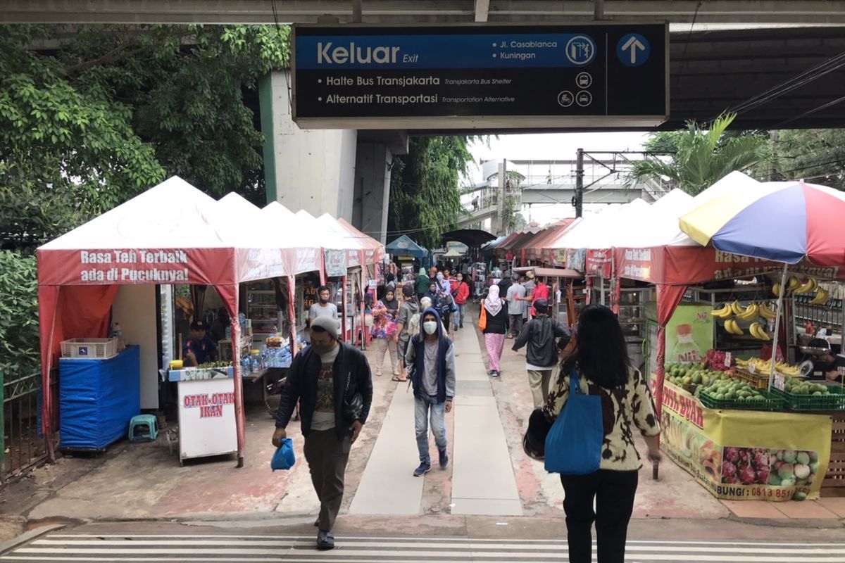 Area pintu keluar Stasiun Tebet, Jakarta pada Kamis (5/11/2020) sore. Terlihat sejumlah pedagang kaki lima di dekat pintu keluar Stasiun Tebet.