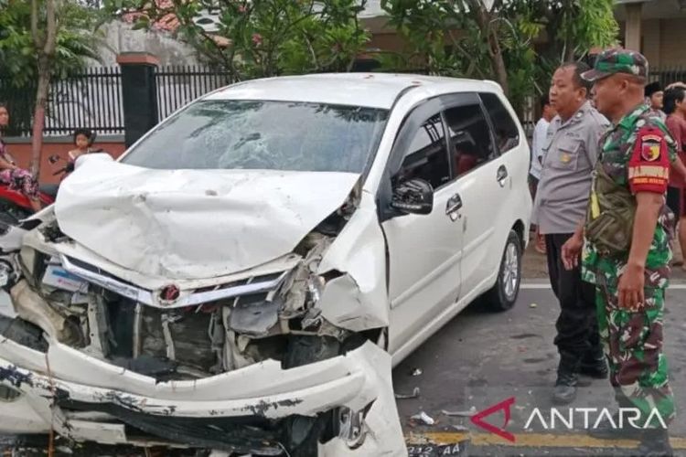 Mobil Xenia berpelat nomor M 1312 AA yang dikendarai oleh Ketua Bawaslu Jatim 2017-2022 Moh Amin dan terlibat kecelakaan di Jalan Raya Tlanakan, Pamekasan, Selasa (8/11/2022). (ANTARA/HO-Polsek Tlanakan)