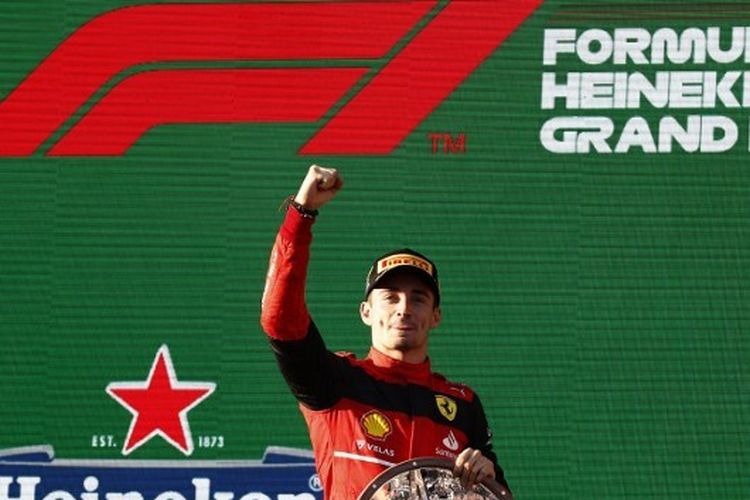 Pebalap Ferrari Charles Leclerc merayakan kemenangan pada Formula 1 (F1) GP Australia di Sirkuit Albert Park, Melbourne, Australia, pada Minggu (10/4/2022).