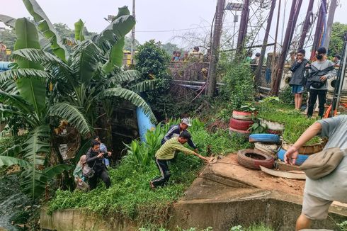 Tunawisma Sakit Dievakuasi dari Kolong Jembatan KBT Pondok Kopi