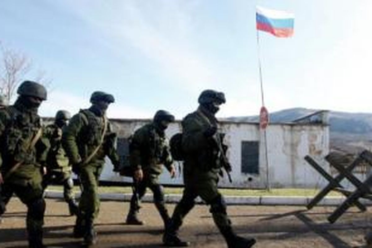 Sekelompok orang bersenjata yang diyakini pasukan Rusia terlihat berbaris di luar sebuah basis militer Ukraina di Semenanjung Crimea.