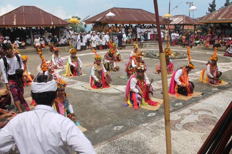 Pertunjukan tari sakral di Desa Cempaga, Kabupaten Buleleng, Bali.