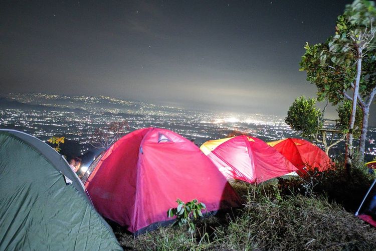 Suasana camping di Puncak Kuik Ponorogo.