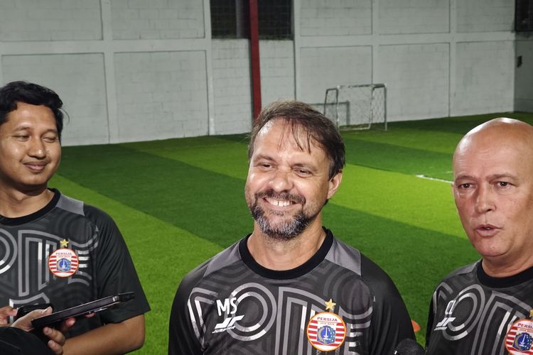 Pelatih Persija Jakarta, Mauricio Souza (tengah)