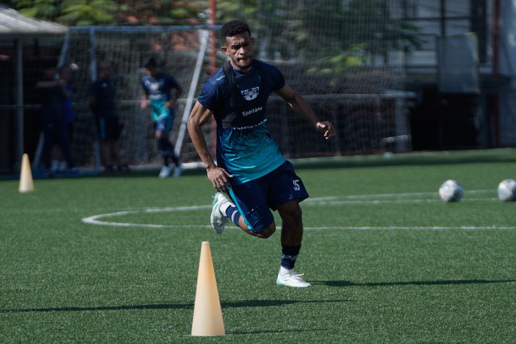 Hari pertama Ricky Kambuaya tampak berenergi berlatih bersama tim barunya Persib Bandung pada Selasa (28/6/2022) di Lapangan Soccer Republic.