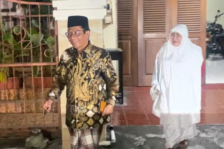 Calon wakil presiden (cawapres) nomor urut 3 Mahfud MD bersama istri, Zaizatun Nihayati menuju Masjid Darul Ikram untuk menjalani ibadah shalat subuh berjamaah, Rabu (14/2/2024).