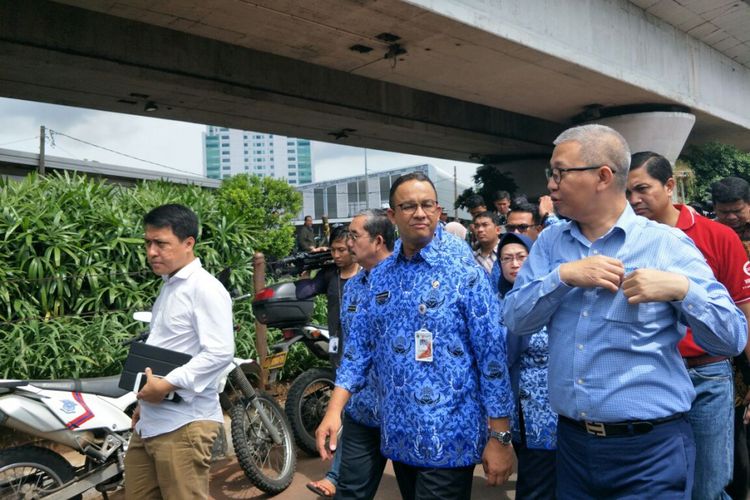 Gubernur DKI Jakarta Anies Baswedan dan Dirut PT Transjakarta Budi Kaliwono berjalan di kawasan Tanah Abang, Jumat (22/12/2017). 