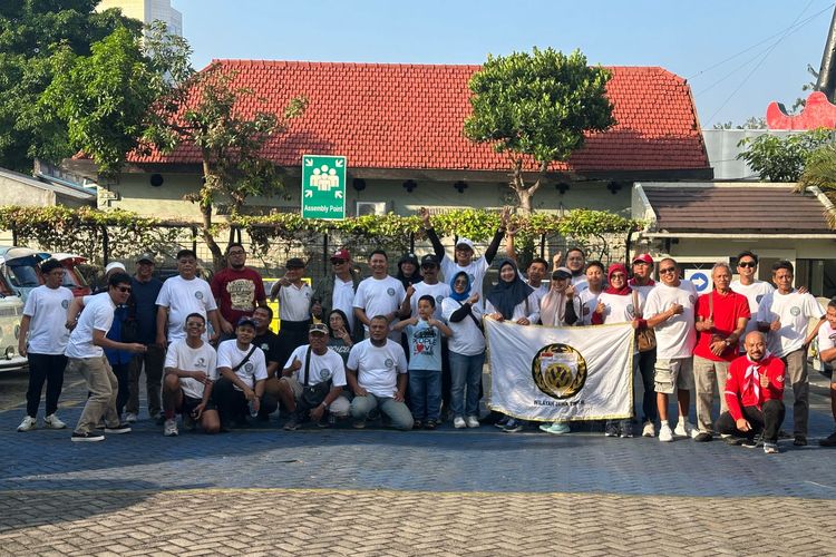 Anggota Volkswagen Jawa Timur foto bersama usaia membagikan sembako kepada tukang becak yang ditemui saat konvoi memperingati Hari Kemerdekaan RI ke-80 dan merayakan HUT Volkswagen Indonesia ke-32 di Surabaya, Sabtu (16/8/2025) siang.