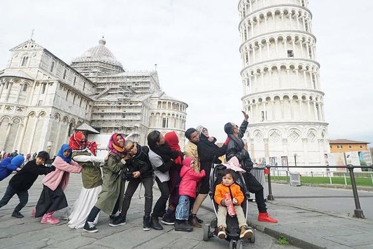 Keluarga Gen Halilintar tengah traveling ke Menara Pisa, Italia baru-baru ini.