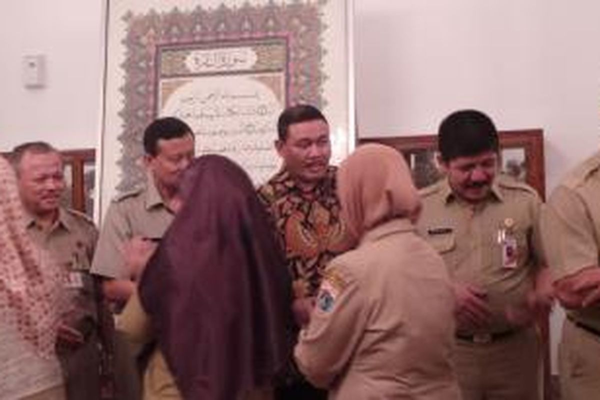 Ketua fraksi Hanura DPRD DKI Muhammad Sangaji alias Ongen (pakai batik) ikut bermaaf-maafan dengan Gubernur DKI Basuki Tjahaja Purnama dan PNS DKI, di halal bihalal Pemprov DKI Balai Kota, Rabu (22/7/2015). ?