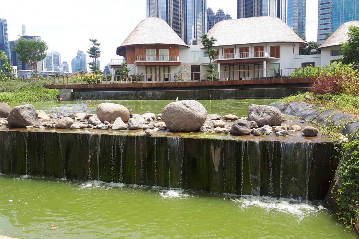 Fasilitas kolam trembesi di hutan kota, GBK dibangun dengan dilengkapi air terjun mini serta bebatuan berukuran kecil dan sedang. Foto diambil Rabu (2/1/2019). 