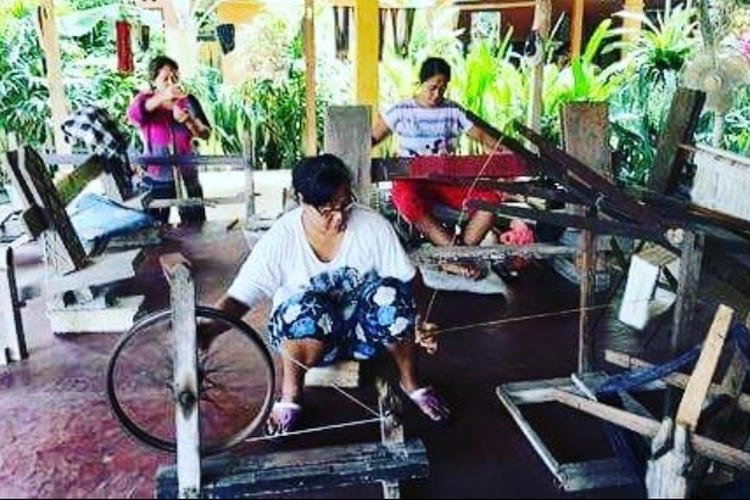Proses menenun di Surya Indigo, Kecamatan Tejakula, Kabupaten Buleleng, Bali.