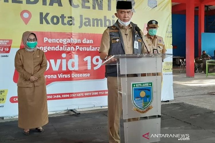 Wali Kota Jambi Syaruf Fasha menyampaikan data terkini COVID-19, sekitar 700 orang lebih warga Kota Jambi melakukan rapid test. ANTARA/Muhamad Hanapi/am