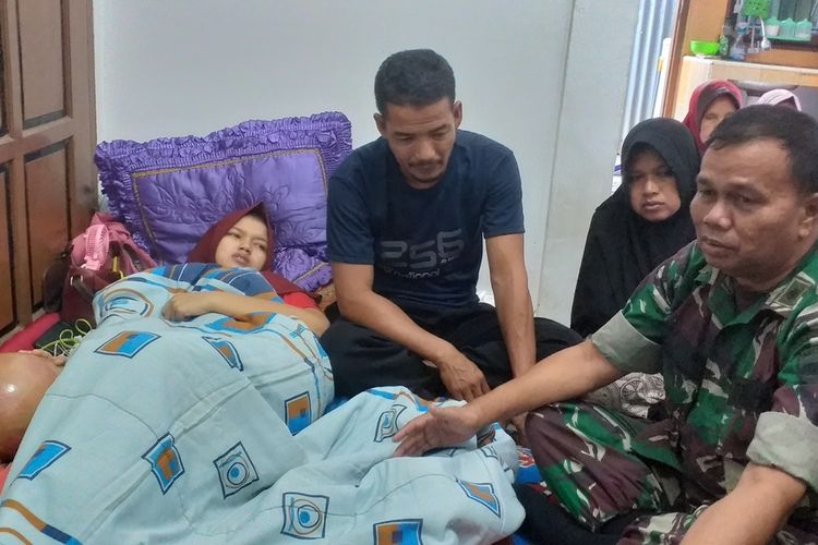 Babinsa Lipat Kain Pelda Nasaruddin berdiskusi dengan pihak keluarga untuk membawa Riska Ramadila berobat ke Jakarta, Minggu (2/2/2020). Riska Ramadila, warga Kelurahan Lipat Kain, Kecamatan Kampar Kiri, Kabupaten Kampar, Riau, mengidap tumor ganas sejak tujuh bulan yang lalu, dan sempat tak ada biaya untuk berobat.