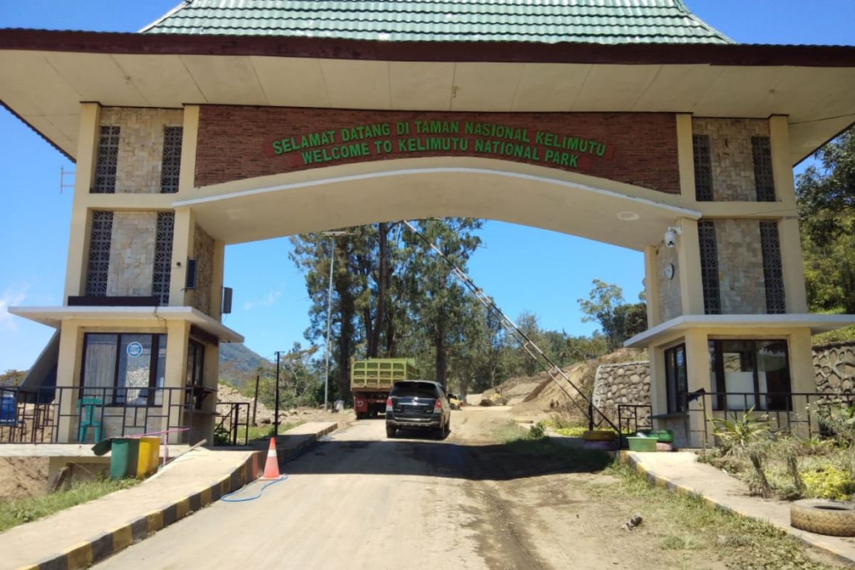 Akses jalan menuju Taman Nasional Danau Kelimutu diperlebar.